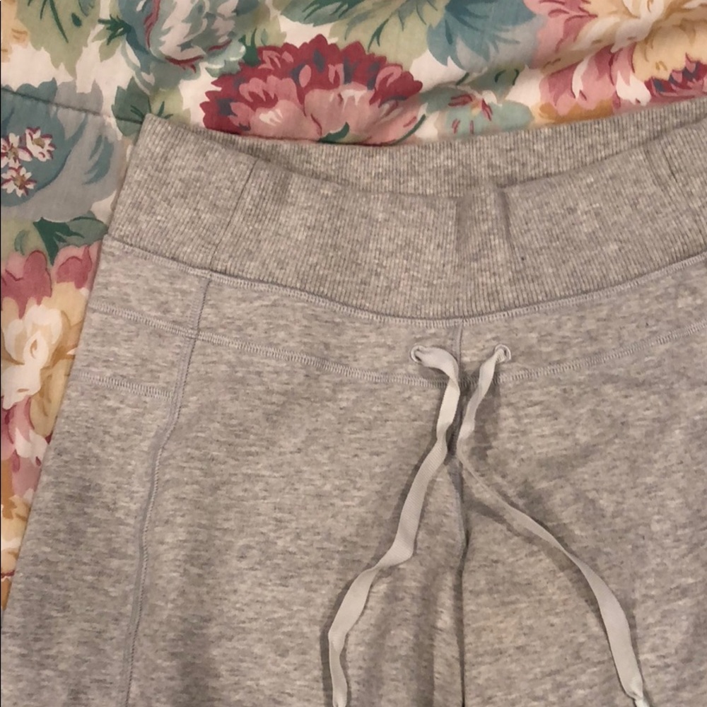 Women’s Lululemon sweatpants gray